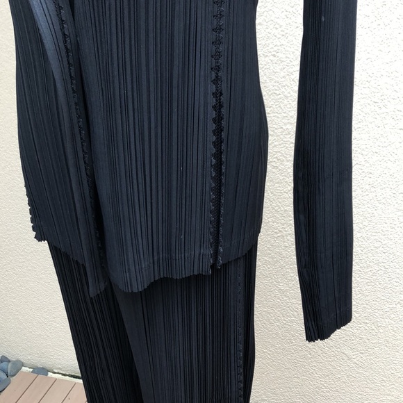 Issey Miyake Fete Fully Pleated Black Blazer and Pant Suit - Picture 7 of 13